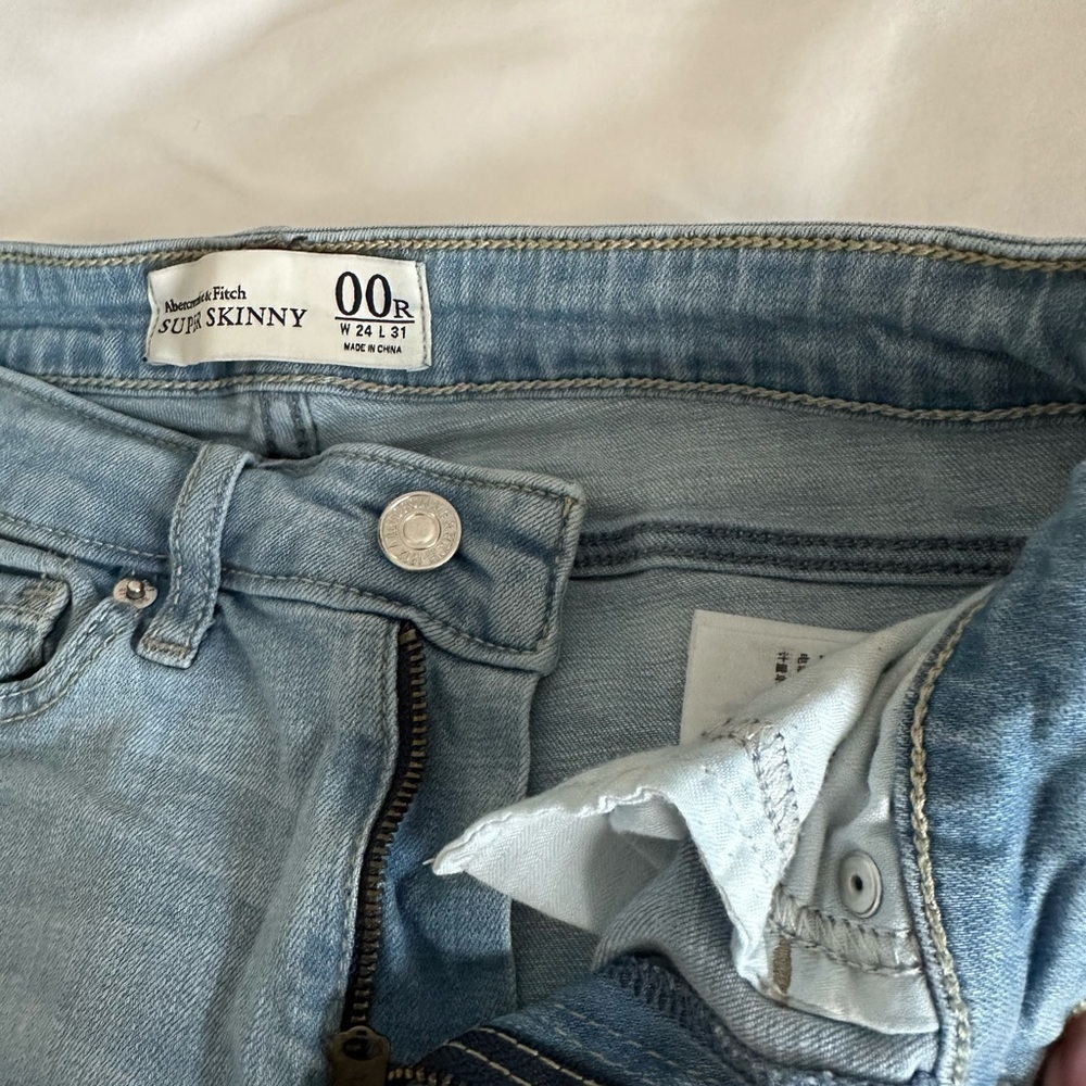 ABERCROMBIE and Fitch Light Wash Jeans - Picture 5 of 7